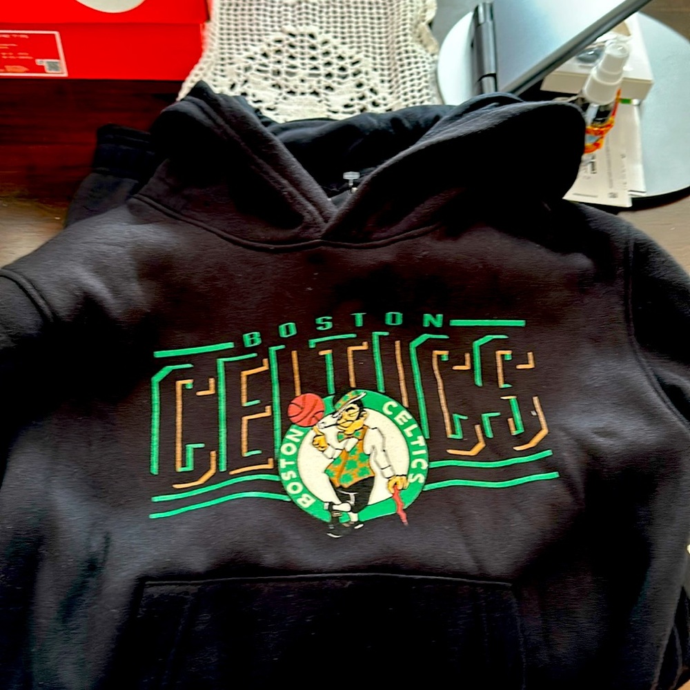 Boys Size 8 Boston Celtics Sweat suit- New